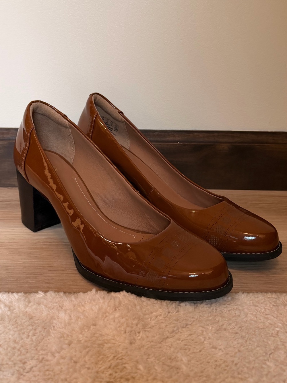 NWOB Clarks Artisan Patent Leather Block Heel Pumps in Cognac